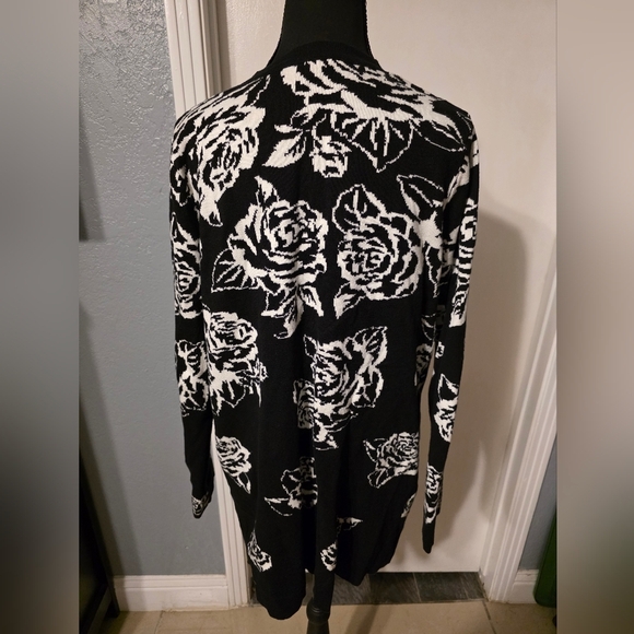 Isaac Mizrahi Live! Black And White Floral Cardigan Size M - Picture 3 of 5